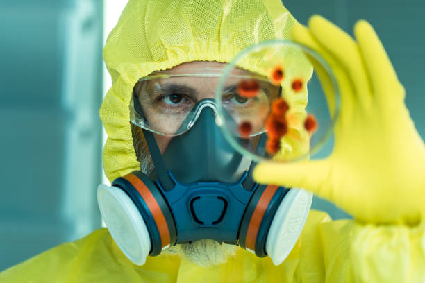 análisis de laboratorio  - traje protector fotografías e imágenes de stock