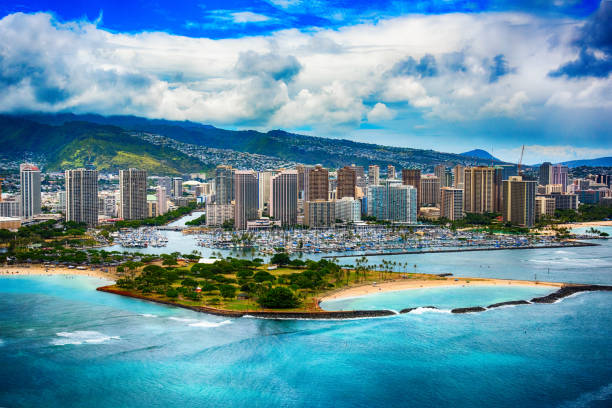 antenne van de skyline van honolulu hawaii - hawaï eilanden stockfoto's en -beelden