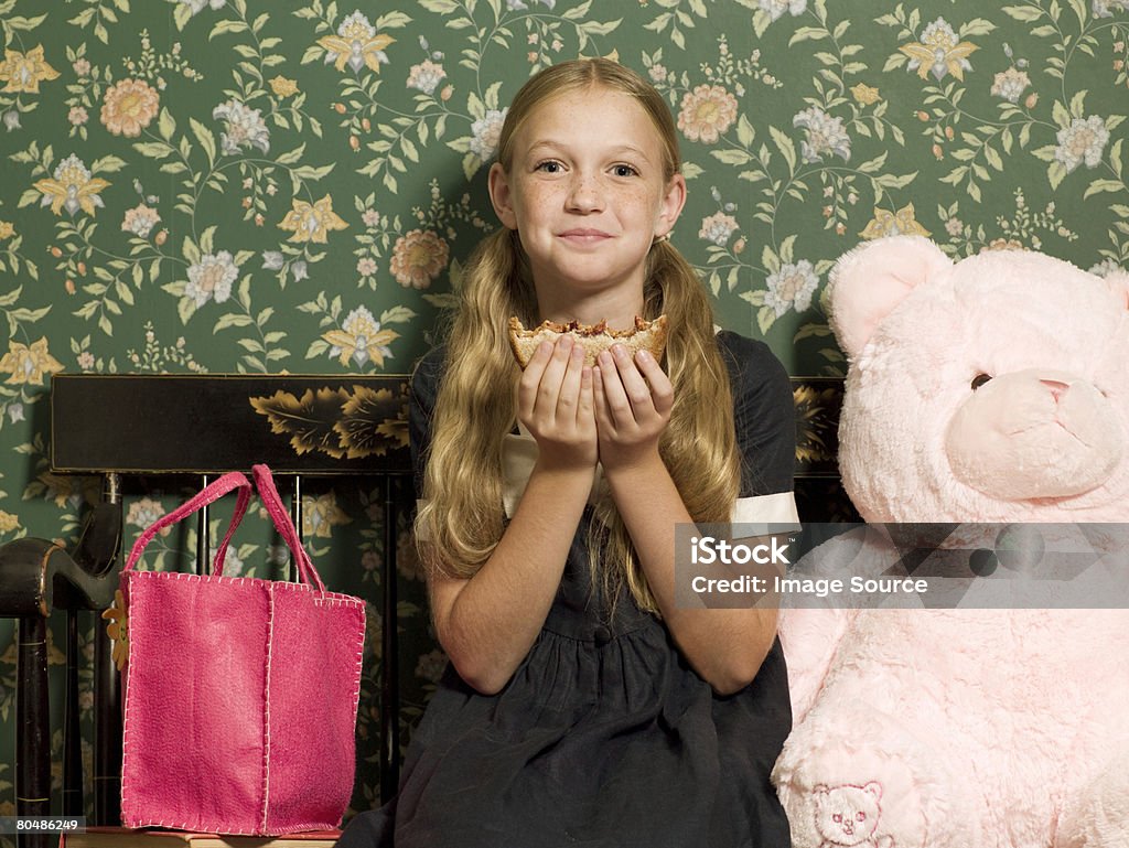 Ragazza con un panino - Foto stock royalty-free di Ambientazione interna