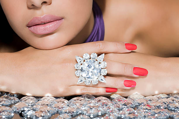 woman with a large diamond ring - diamond jewelry ring diamond ring 뉴스 사진 이미지