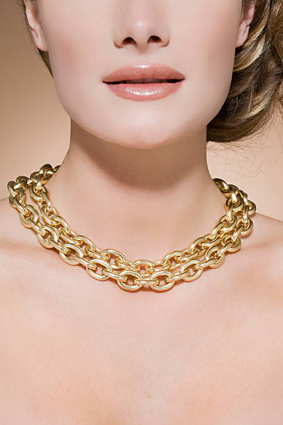 frau mit einem gold halskette - necklace chain gold jewelry stock-fotos und bilder