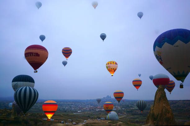 воздушные шары пролетели над захватывающим каппадокией - china balloon стоковые фото и изображения