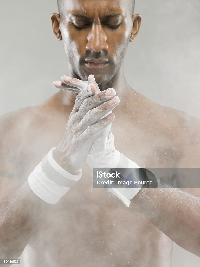 Un atleta Strofinarsi le mani con Gesso per lo sport - Foto stock royalty-free di A petto nudo