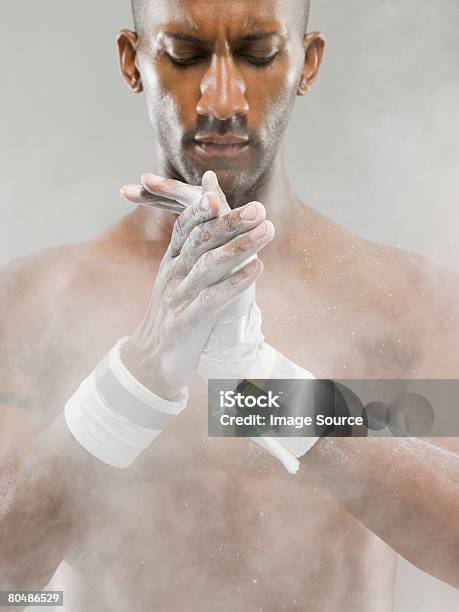 Un Atleta Strofinarsi Le Mani Con Gesso Per Lo Sport - Fotografie stock e altre immagini di A petto nudo