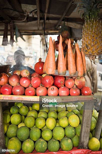 Frutas E Produtos Hortícolas Em Uma Banca De Mercado - Fotografias de stock e mais imagens de Alimentação Saudável