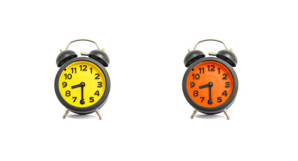 primer plano amarillo alarma reloj y despertador naranja para decorar muestran un 8:30 o 8:30 aislado sobre fondo blanco - 8 oclock fotografías e imágenes de stock