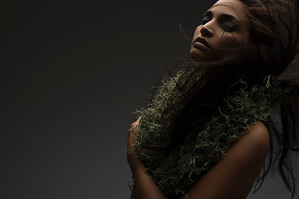 uma mulher vestindo um colar de moss - necklace human hair women bizarre - fotografias e filmes do acervo