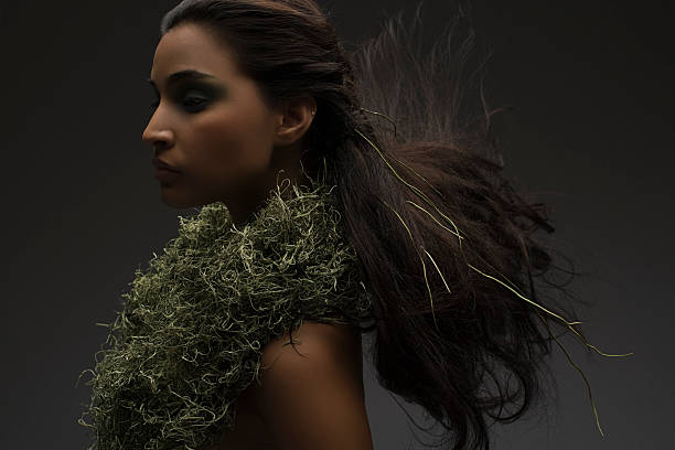 uma mulher vestindo um colar de moss - necklace human hair women bizarre - fotografias e filmes do acervo