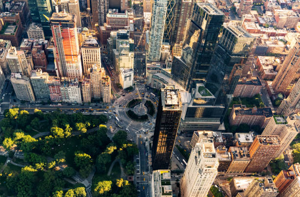 вид с воздуха на коламбус-серкл и центральный парк в нью-йорке - columbus circle стоковые фото и изображения