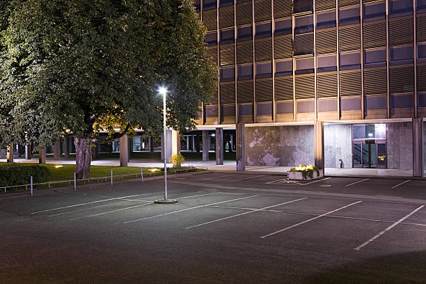 a car park infront of a building - street light parking lot night lot 뉴스 사진 이미지