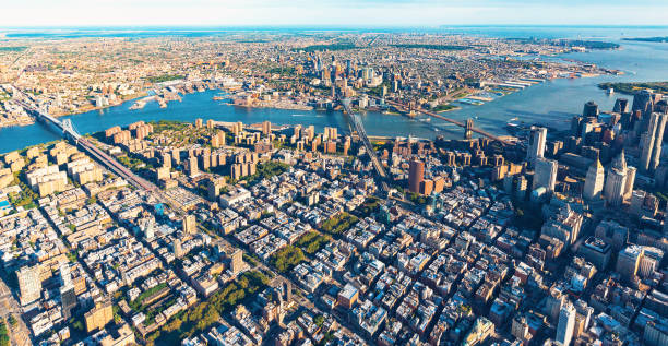 lower east side de manhattan avec brooklyn en arrière-plan - manhattan aerial view brooklyn new york city photos et images de collection