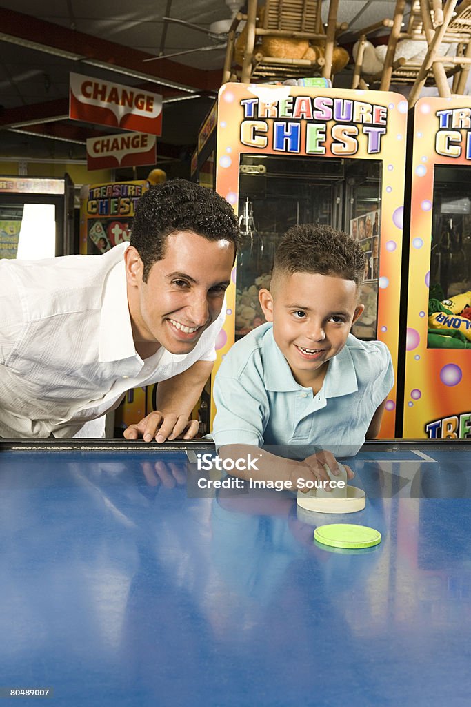 Padre e figlio in giochi - Foto stock royalty-free di Sala giochi - Locale di intrattenimento