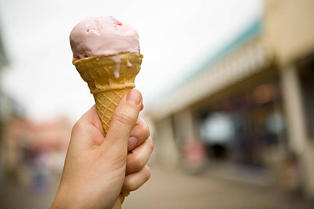 bambino con gelato - unknown gender foto e immagini stock