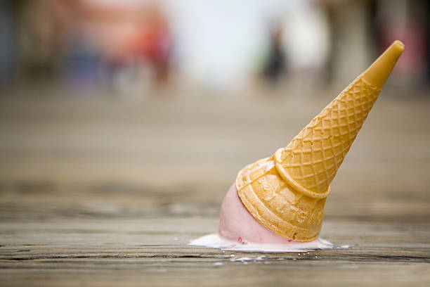 disminuyó de helado - fell down fotografías e imágenes de stock