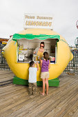 kinder-im-limonade-duschkabine.jpg?b=1&s=170x170&k=20&c=QfjdltF8qz9U-x8VGSNBmY-5rJaUxUIlLkPZsitZHVI=