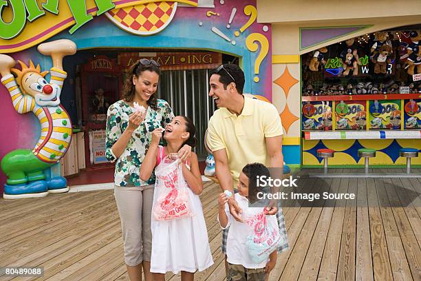 Family At Amusement Park 놀이 공원에 대한 스톡 사진 및 기타 이미지 - 놀이 공원, 가족, 아이