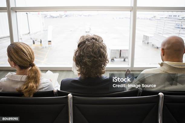Three People Waiting In An Airport Terminal 공항 출발 구역에 대한 스톡 사진 및 기타 이미지 - 공항 출발 구역, 3 명, 30-39세