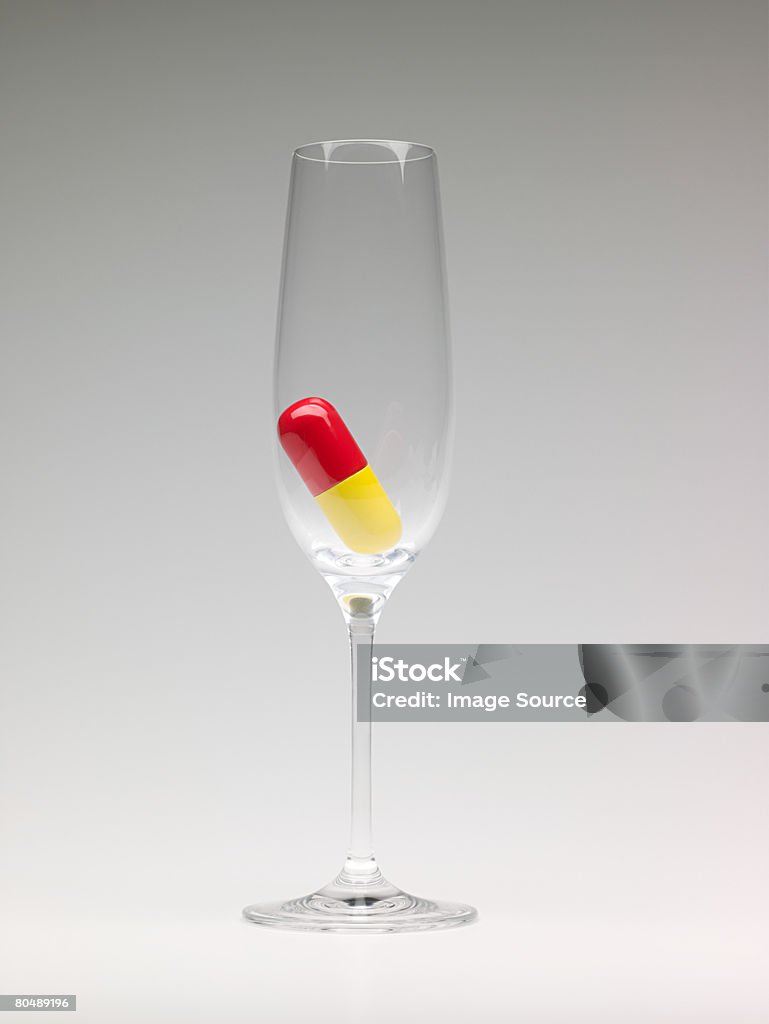 Cápsula de una copa de champán - Foto de stock de Asistencia sanitaria y medicina libre de derechos