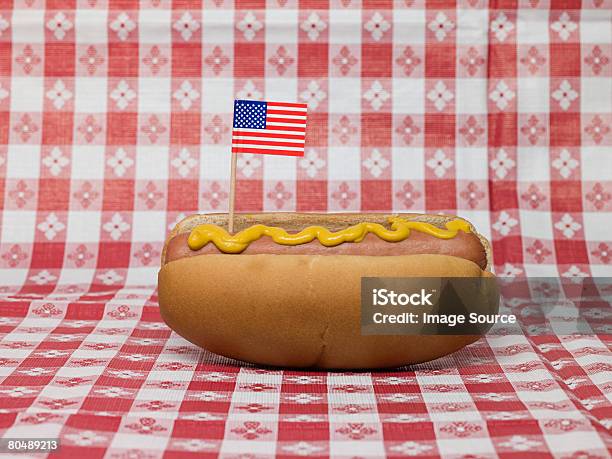 Hot Dogschnellimbiss Stockfoto und mehr Bilder von Amerikanische Flagge - Amerikanische Flagge, Brötchen, Drei Gegenstände