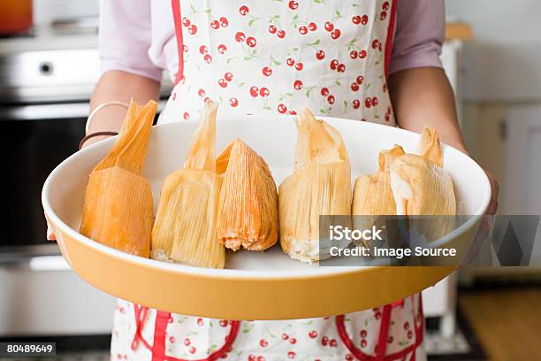 Eine Frau Hält Eine Schüssel Tamales Stockfoto und mehr Bilder von Tamale - Speise - Tamale - Speise, Lateinamerikanische Abstammung, Halten