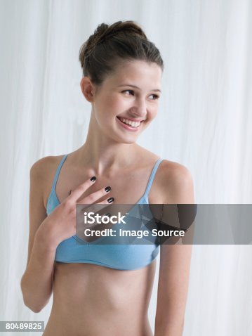 Descubrir Regeneración mecanismo 1,700+ Teenagers In Bras Stock Photos, Pictures & Royalty-Free Images -  iStock