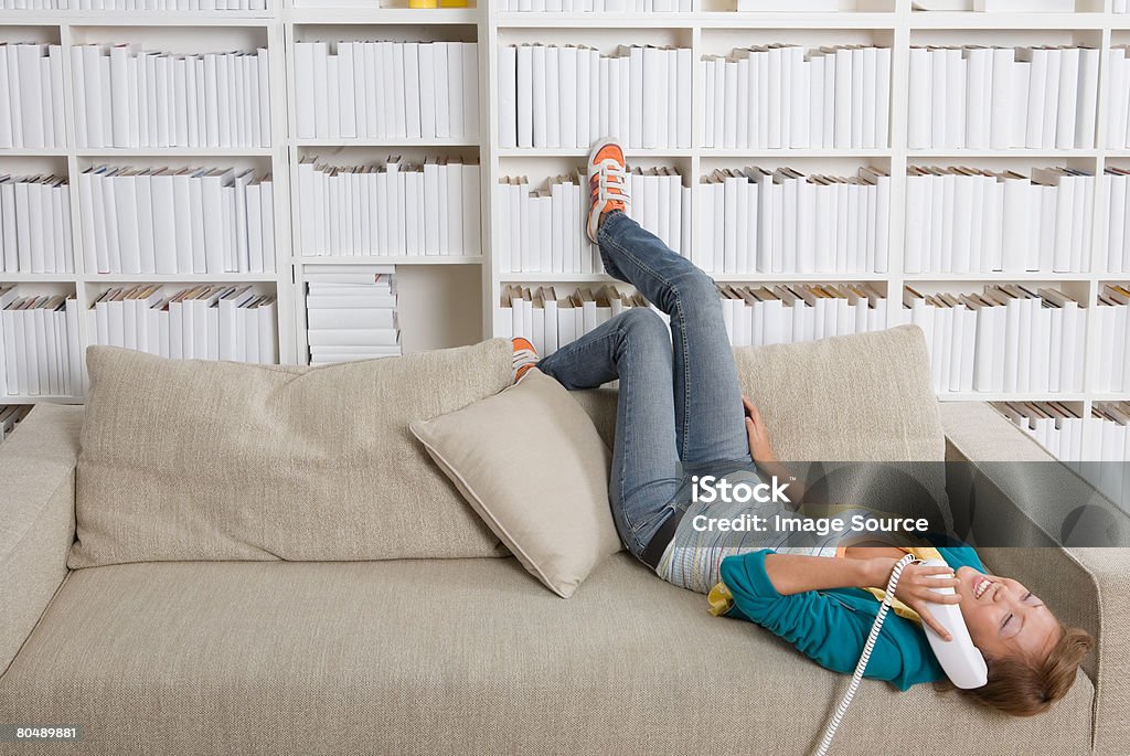 Ein Teenager-Mädchen mit Telefon - Lizenzfrei Festnetzanschluss Stock-Foto