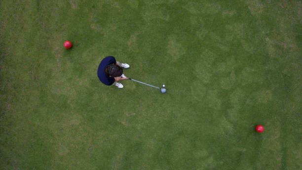 ゴルフ、ティー ボックスの上に立って人間の空撮 - tee box ストックフォトと画像