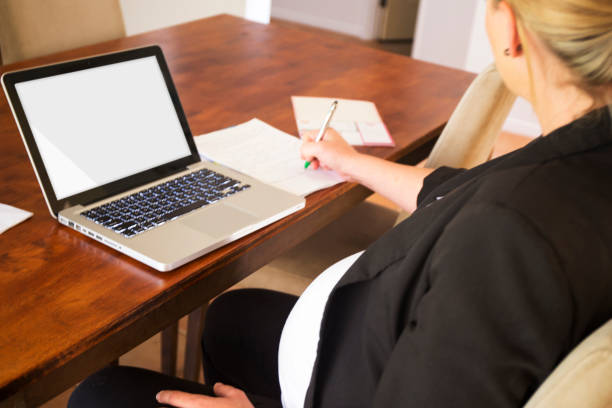 istock Pregnant woman at work 804928590