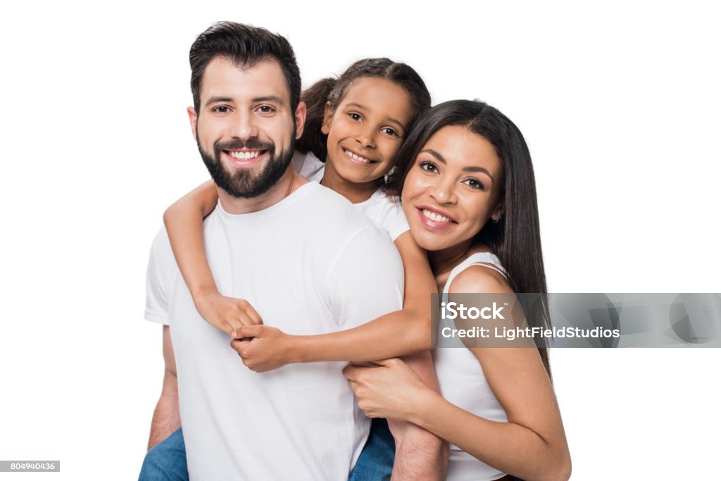 hombre y su hija piggybacking mientras que la mujer de pie cerca aislados en blanco - Foto de stock de Familia libre de derechos