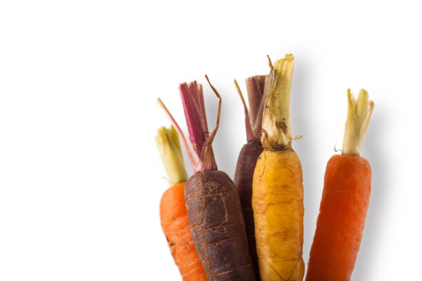 arco iris zanahorias sobre fondo blanco - baby carrot fotografías e imágenes de stock