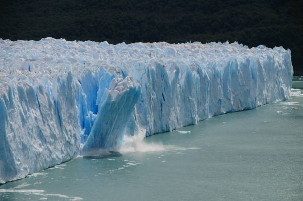 hielo, parto en el glaciar perito moreno - patagonia el calafate horizontal argentina fotografías e imágenes de stock