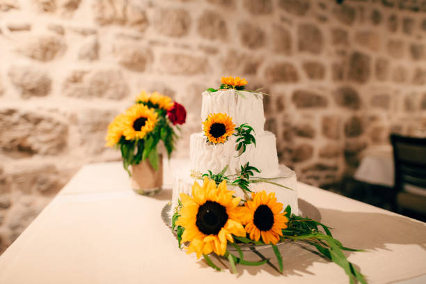 ウエディング ケーキは、ヒマワリの花を飾られて - cake yellow sweet food banquet ストックフォトと画像