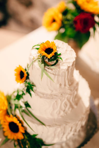 bolo de casamento decorado flores de girassol - cake yellow sweet food banquet - fotografias e filmes do acervo