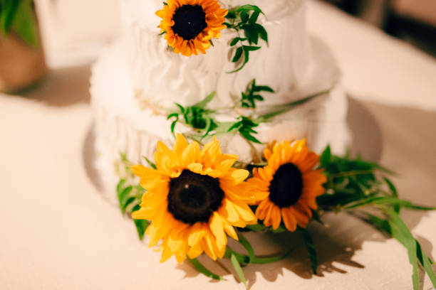 ウエディング ケーキは、ヒマワリの花を飾られて - cake yellow sweet food banquet ストックフォトと画像