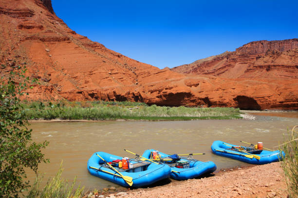 rafting auf dem colorado river in der nähe von moab utah - schlauchboot stock-fotos und bilder