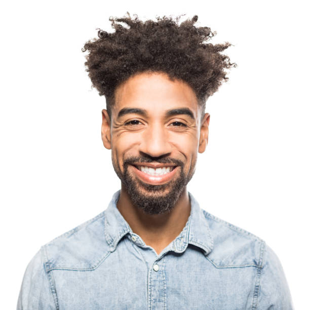retrato de joven africano guapo sonriente - afro man fotografías e imágenes de stock