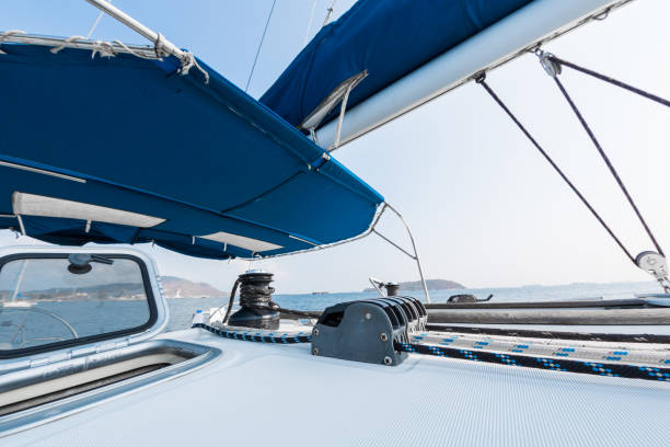 deck des schiffes - cable winch sailing yacht sport stock-fotos und bilder