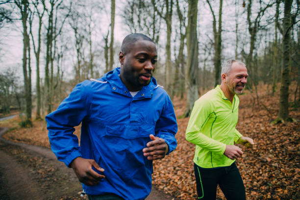deux joggers pour un marathon - friendship men two people male photos et images de collection