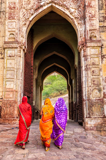 trois femmes indiennes sur la façon de mehrangarh fort, inde - mehrangarh photos et images de collection