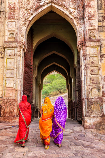 trzy indyjskie kobiety w drodze do mehrangarh fort, indie - mehrangarh zdjęcia i obrazy z banku zdjęć