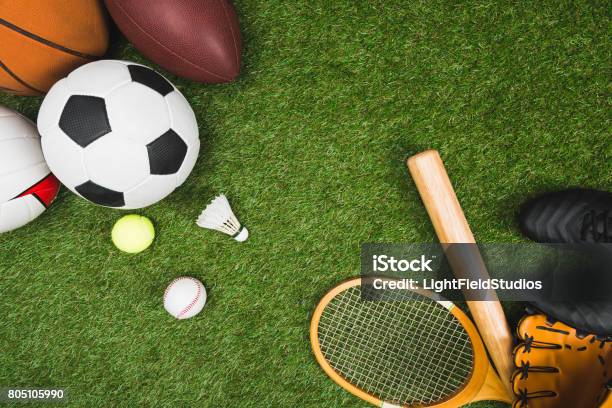 다양 한 스포츠 공 야구 방망이 글러브 녹색 잔디밭에서 배드민턴 라켓의 상위 뷰 스포츠에 대한 스톡 사진 및 기타 이미지 - 스포츠, 레저 활동, 스포츠 장비
