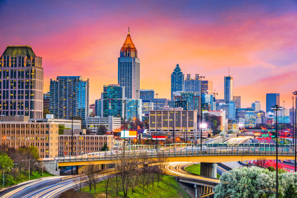 atlanta, georgia, skyline degli stati uniti d'america - highway nobody town urban road foto e immagini stock