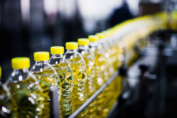 fabbrica di olio di girasole, primo piano, alto iso, messa a fuoco selettiva - food processing plant manufacturing factory food foto e immagini stock