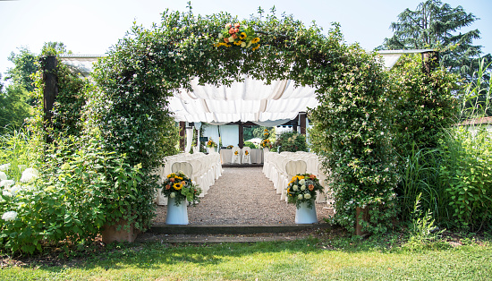 Lugar de la boda - entrada de flores photo
