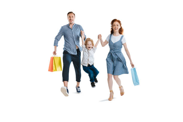 kuvapankkikuvat ja rojaltivapaat kuvat aiheesta onnellinen nuori perhe, jolla on yksi lapsi pitelemässä ostoskasseja ja hymyilemässä kameralle eristettynä valkoisella - interior alaska