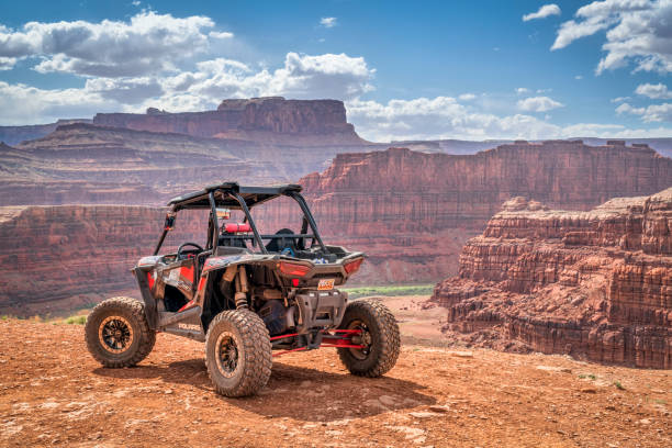 polaris rzr atv en trail 4wd de pollo esquina cerca de moab - colorado plateau fotografías e imágenes de stock