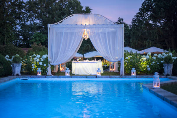 location matrimonio: luci serali sul gazebo e sulla piscina - wedding venue foto e immagini stock