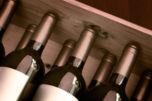 wooden box red wine - wine wine bottle box crate imagens e fotografias de stock