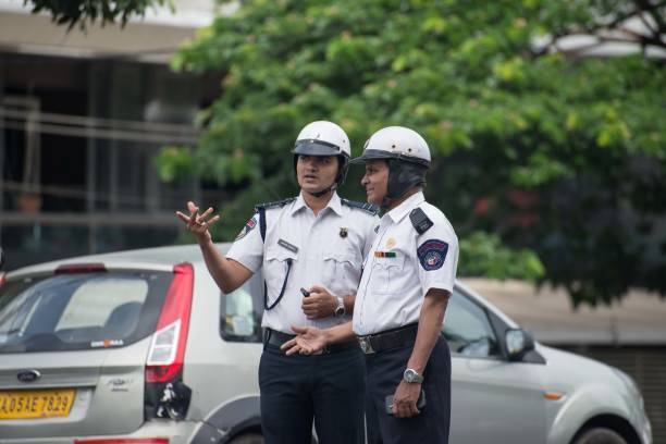 bangalore, inde : 24 juin 2017, circulation discuter de la situation du trafic, tout en gérant le trafic à bengaluru - traffic cop photos photos et images de collection