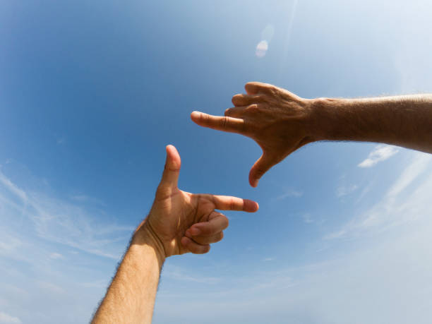 dwie ręce tworzą ramę przed błękitnym niebem - focus finger frame frame human hand zdjęcia i obrazy z banku zdjęć